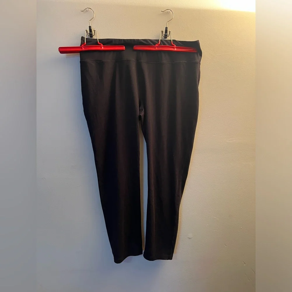UMaine Black Bears T-Shirt (2XL) and Black Leggings (XXXL)